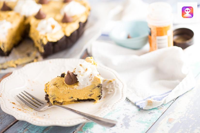 No Bake Pumpkin Chocolate Cheesecake Recipe -&nbsp;Festive, delicious, and easy No Bake Pumpkin Chocolate Cheesecake with a no bake pumpkin spice filling and chocolate chips in a chocolate Oreo crust. Perfect for both pumpkin spice lovers and chocolate lovers! No bake pumpkin spice cheesecake, chocolate chips, and a chocolate oreo crust?! Sounds amazing. Would be an easy Thanksgiving dessert recipe too!